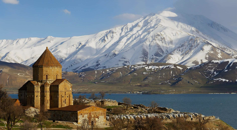 Doğu Anadolu Bölgesi dağ ve tarihi yapı manzarası