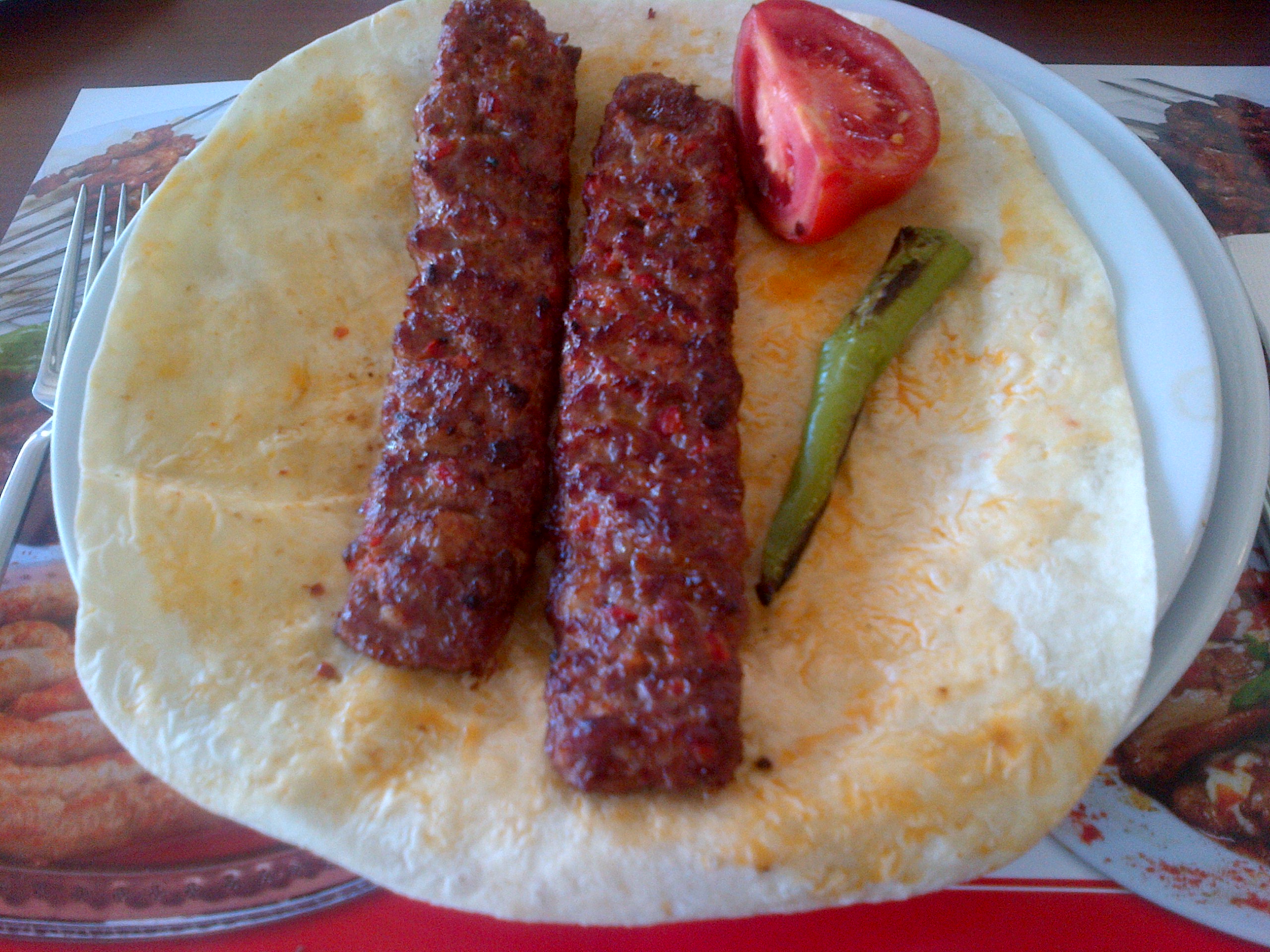 Lavaş üzerinde Adana kebabı