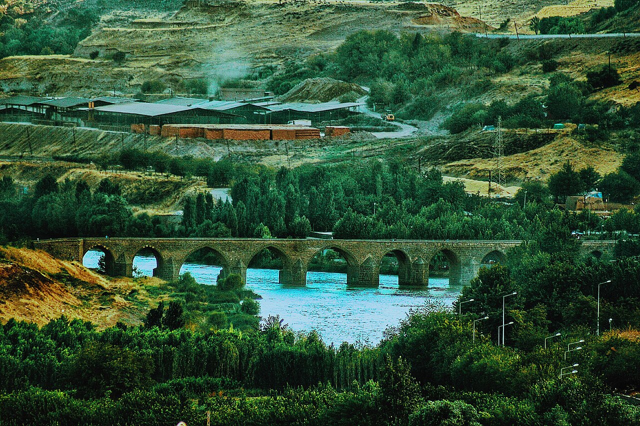 On Gözlü Köprü, Diyarbakır