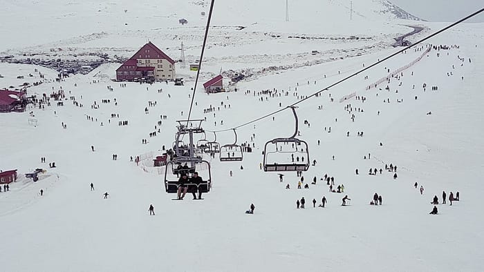 Karlı pistte telesiyej ve kayakçılar, Türkiye kayak merkezi