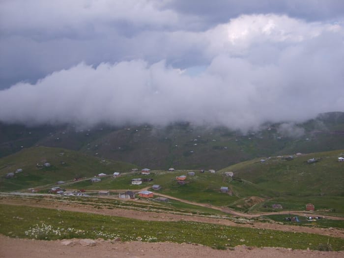 Yeşeren Karadeniz yaylası ve sisli tepeler