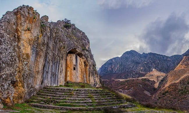 Kapılıkaya Anıtsal Kaya Mezarı, Laçin, Çorum