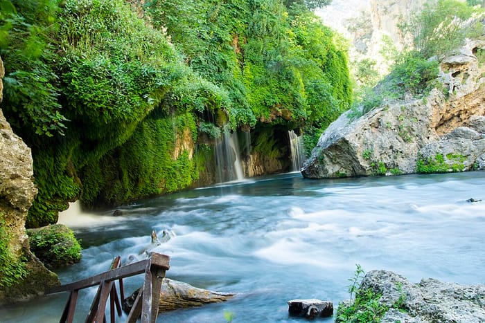 Yeşillikler içinde şelale, Antalya