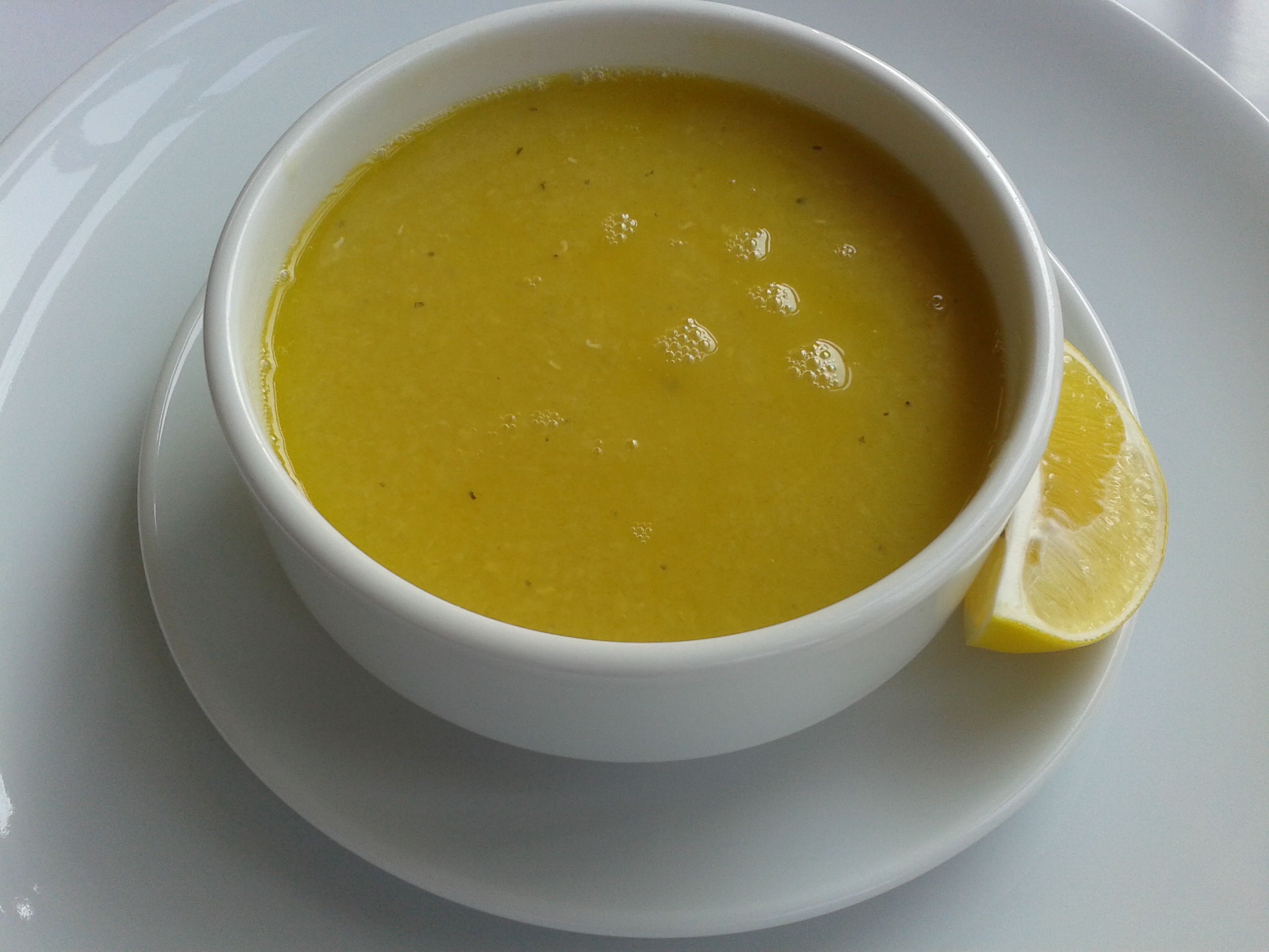 Limonlu mercimek çorbası - klasik Türk çorbası