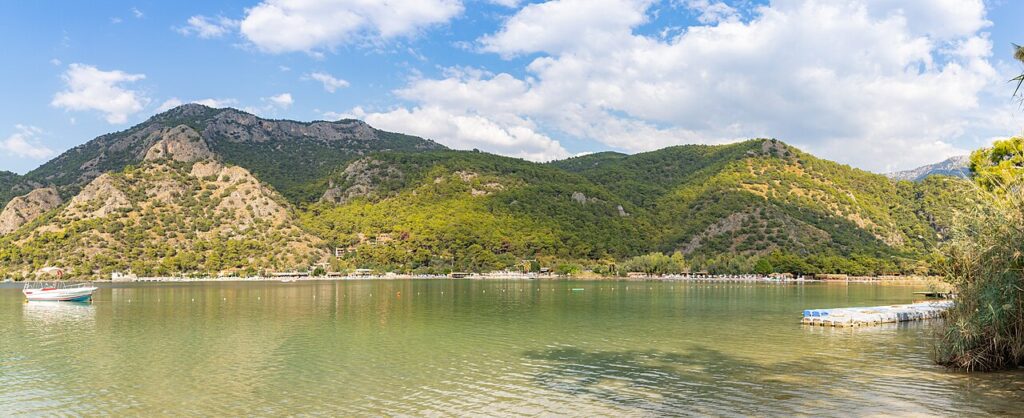 Ölüdeniz’de turkuaz koy ve yeşil tepeler, yaz
