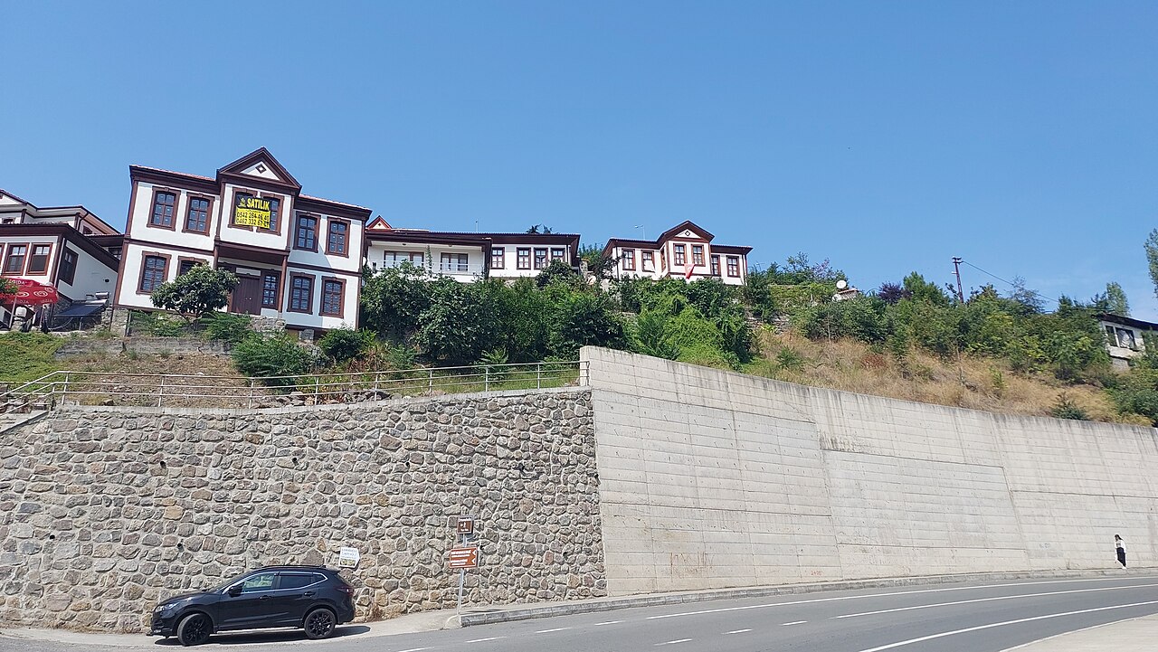Akçaabat Orta Mahalle Tarihi Evleri, Trabzon
