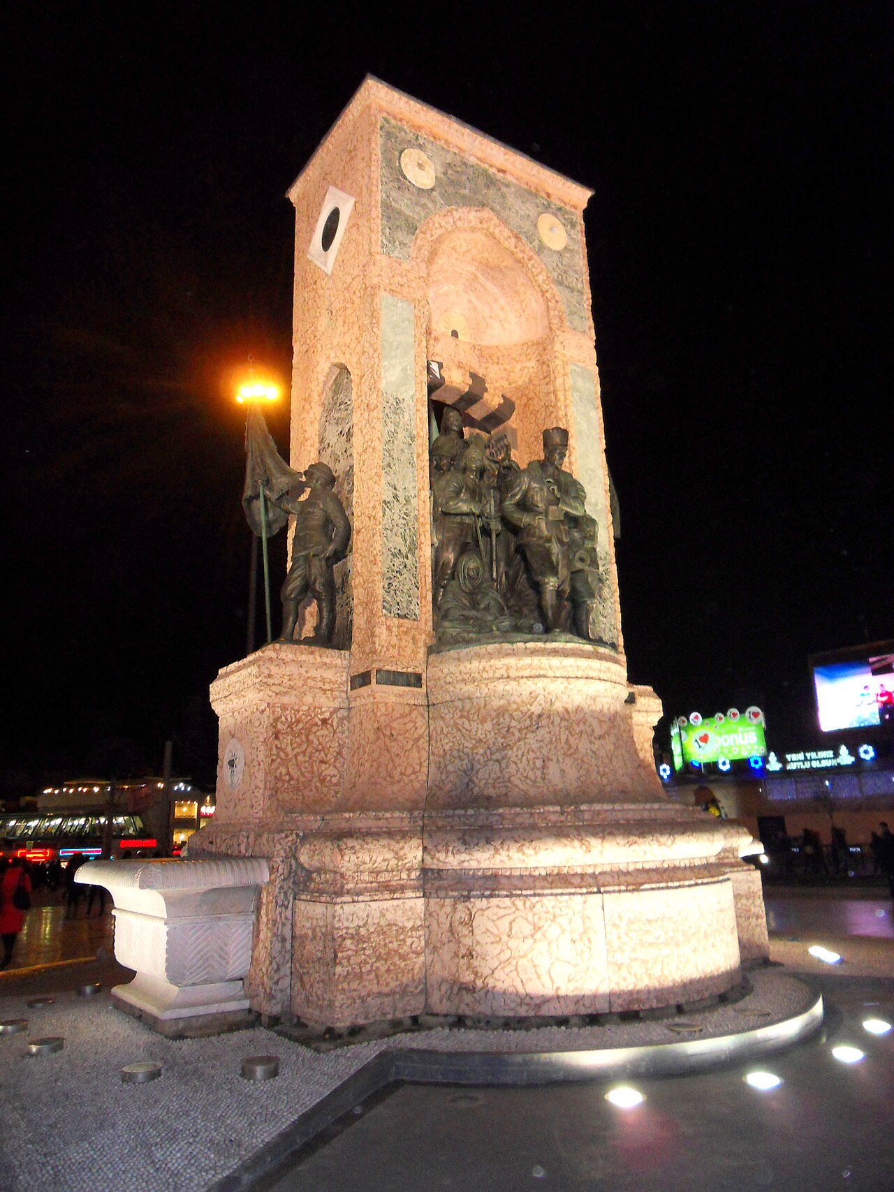 Taksim Cumhuriyet Anıtı, Istanbul