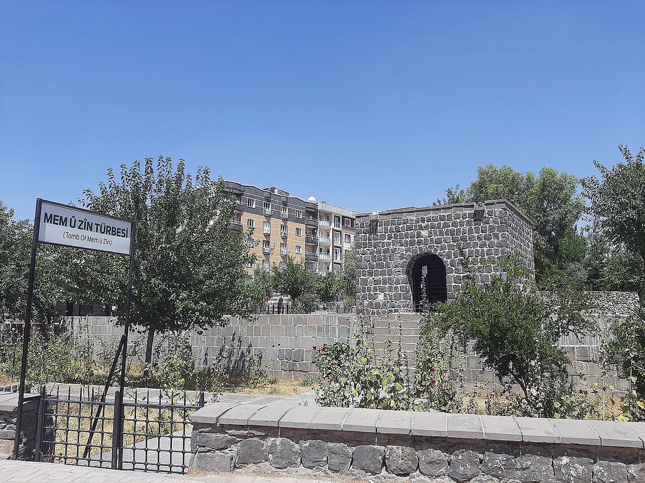 Mem u Zin Türbesi, Şırnak